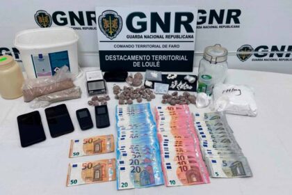 Um homem de 49 anos foi detido pela GNR em Quarteira por tráfico de droga, após ser intercetado a realizar uma transação com um outro indivíduo.