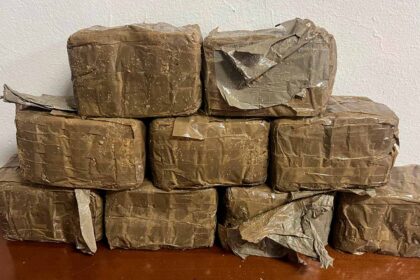 Na sequência de ações de patrulhamento na costa, a GNR apreendeu 21.400 doses de haxixe e 11 jerricãs na Praia da Quinta do Lago, em Almancil.