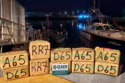 A Unidade de Controlo Costeiro e de Fronteiras (UCCF) da GNR apreendeu na sexta-feira 466 quilogramas de haxixe no mar, ao largo da costa algarvia, entre Faro e Armação de Pera (Silves).