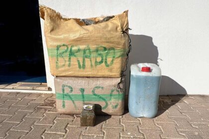A Unidade de Controlo Costeiro e Fronteiras (UCCF) da GNR apreendeu 93 quilogramas de haxixe que foram arrojados para a costa algarvia.