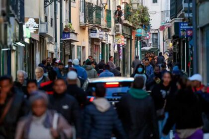 Esta é uma reflexão sobre o estado da imigração em Portugal e a aplicação de políticas públicas e estratégias que façam sentido, tendo em conta o estado do país, a sua sociedade civil e a performance da sua economia.