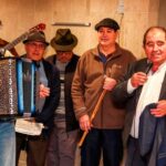 O grupo de Cantares de Paderne «Força da Tradição» e Tuna da Universidade Sénior de Albufeira juntaram-se para cantarem as Janeiras ao executivo municipal.