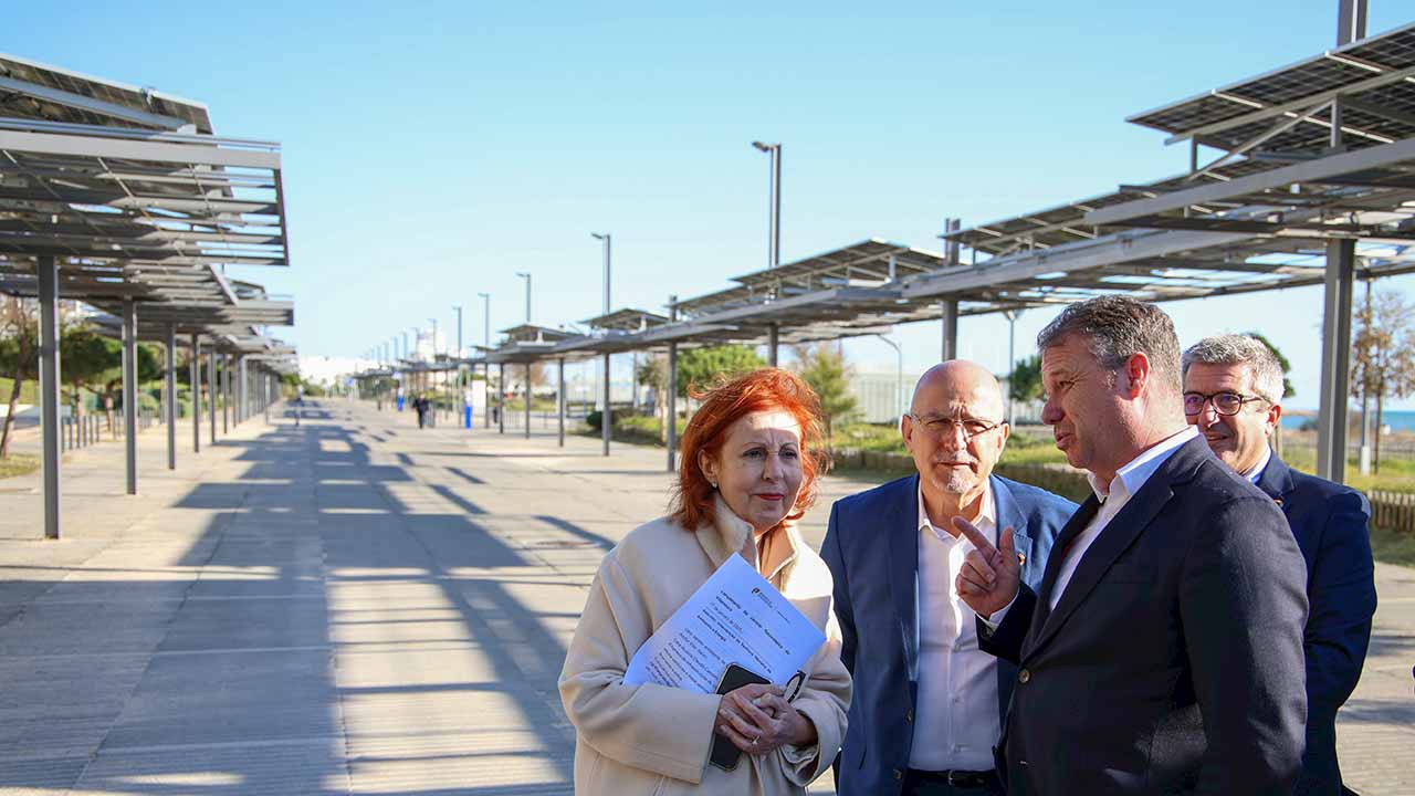 A ministra do Ambiente e Energia defendeu hoje, em Quarteira, no Algarve, a construção de pequenos projetos de energia fotovoltaica por todo o país.