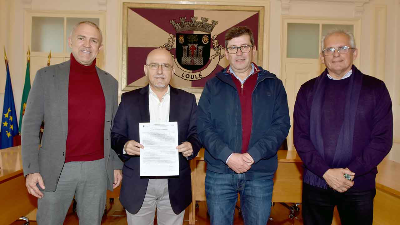 A Câmara Municipal de Loulé vai investir mais de 3,7 milhões para dotar três localidades da freguesia de S. Sebastião de uma rede de água e esgotos.