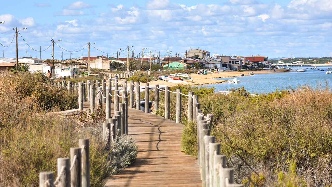 Alguns dos moradores do extremo nascente da Praia de Faro não estão dispostos a abandonar as suas casas, consideradas clandestinas, reclamando os mesmos direitos concedidos à comunidade piscatória da Ilha da Culatra.