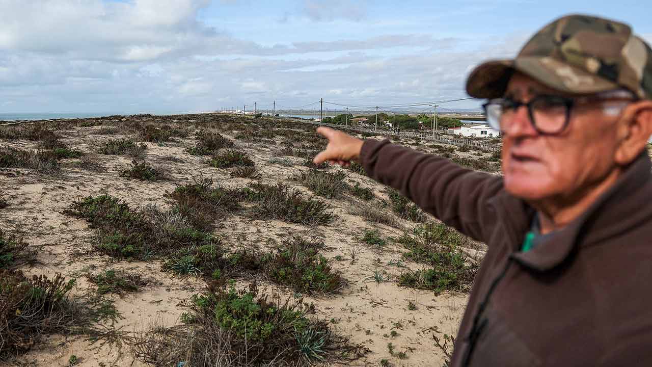 Alguns dos moradores do extremo nascente da Praia de Faro não estão dispostos a abandonar as suas casas, consideradas clandestinas, reclamando os mesmos direitos concedidos à comunidade piscatória da Ilha da Culatra.