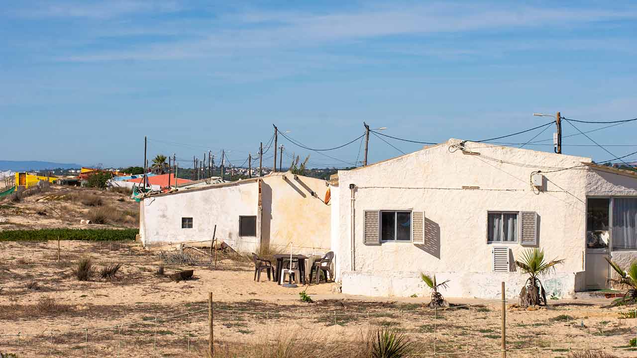 O governo vai investir 1 milhão de euros na renaturalização da Península do Ancão, estando prevista a demolição de 49 construções nos núcleos nascente e poente da Praia de Faro, disse hoje à Lusa fonte do Ministério do Ambiente.