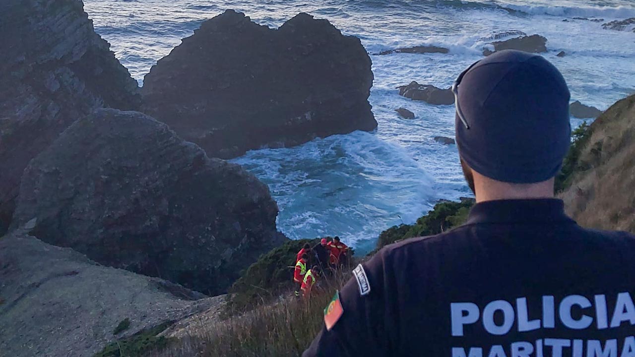 Um pescador lúdico que caiu ontem numa arriba no concelho de Aljezur, foi transportado de helicóptero com ferimentos graves.