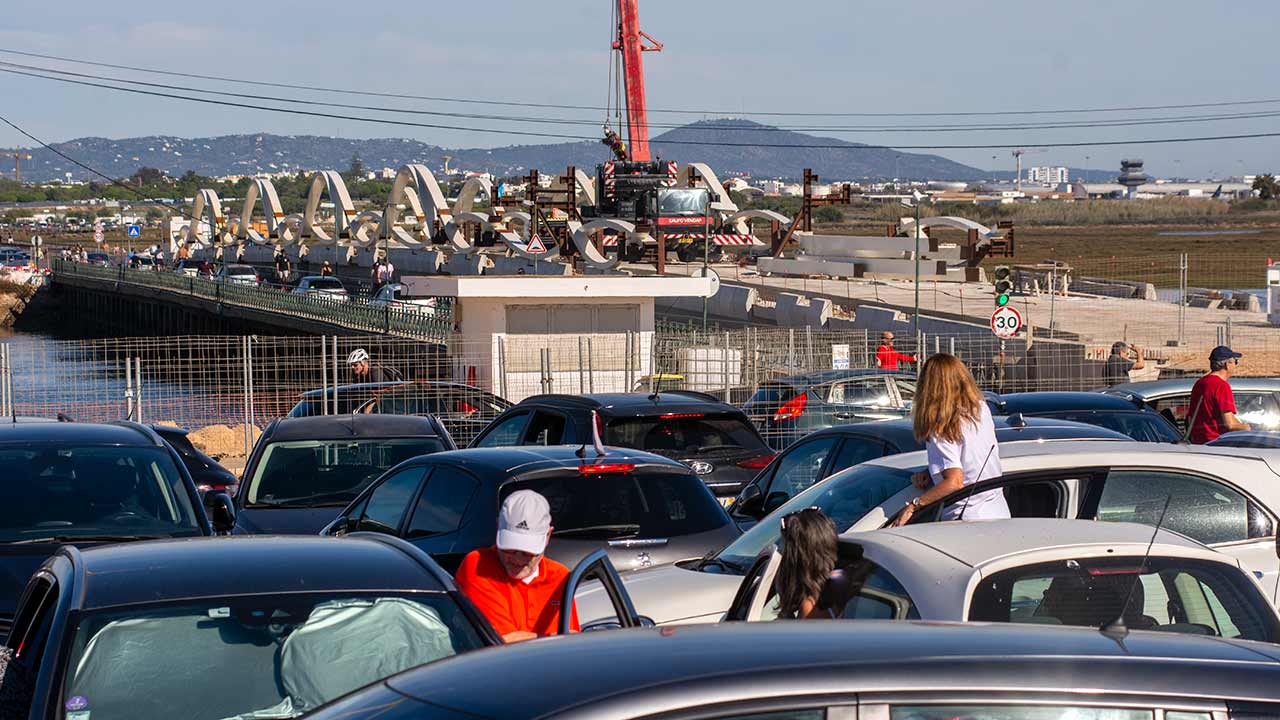 A nova ponte de acesso à Praia da Faro vai ser inaugurada no domingo, dia 12 de janeiro, e entrará em funcionamento de imediato.