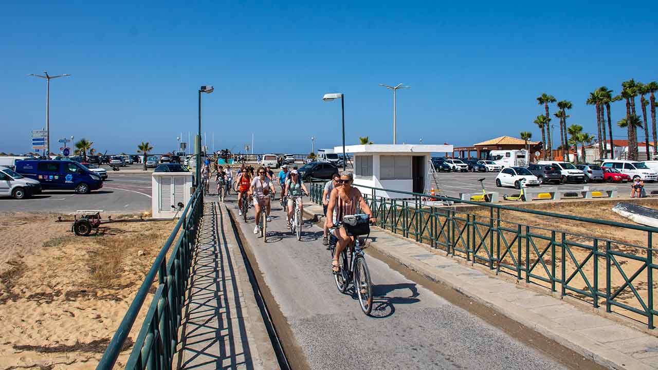 Se a ponte é bonita ou feia, outros a julgarão. Mas um facto sei e afirmo: esta ponte da Praia de Faro, tal como está, não é para bicicletas!