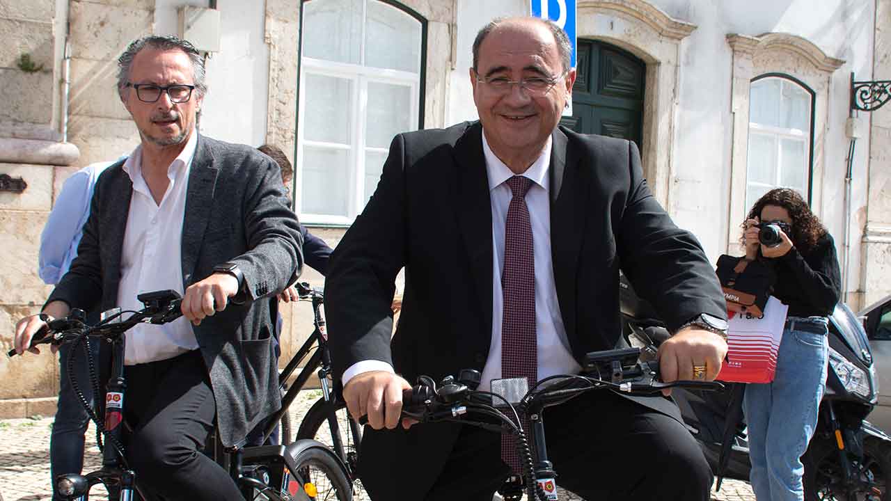 Se a ponte é bonita ou feia, outros a julgarão. Mas um facto sei e afirmo: esta ponte da Praia de Faro, tal como está, não é para bicicletas!