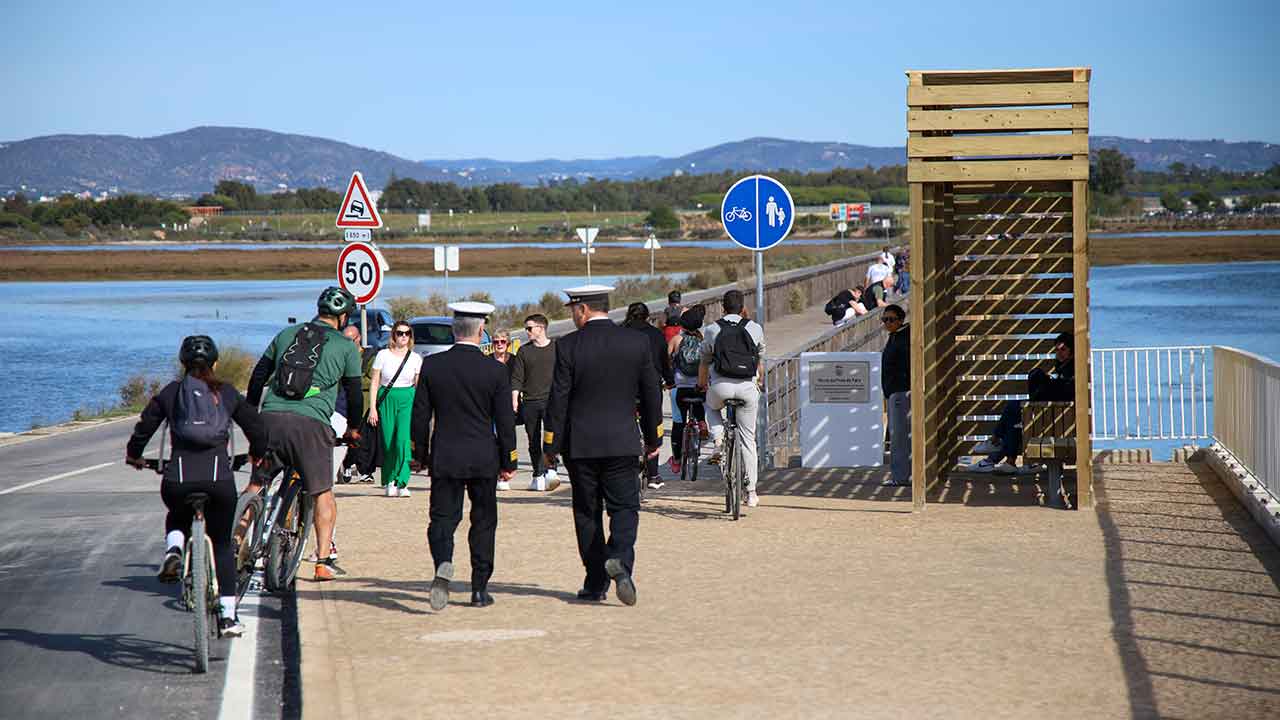 Se a ponte é bonita ou feia, outros a julgarão. Mas um facto sei e afirmo: esta ponte da Praia de Faro, tal como está, não é para bicicletas!