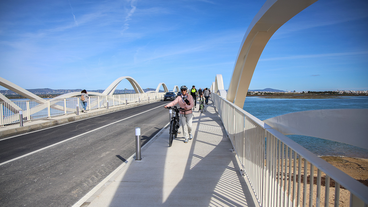 A nova ponte da Praia de Faro foi inaugurada esta manhã por Maria da Graça Carvalho, ministra do Ambiente e Energia. Autarca Rogério Bacalhau considera a infraestrutura, «um marco para o futuro».