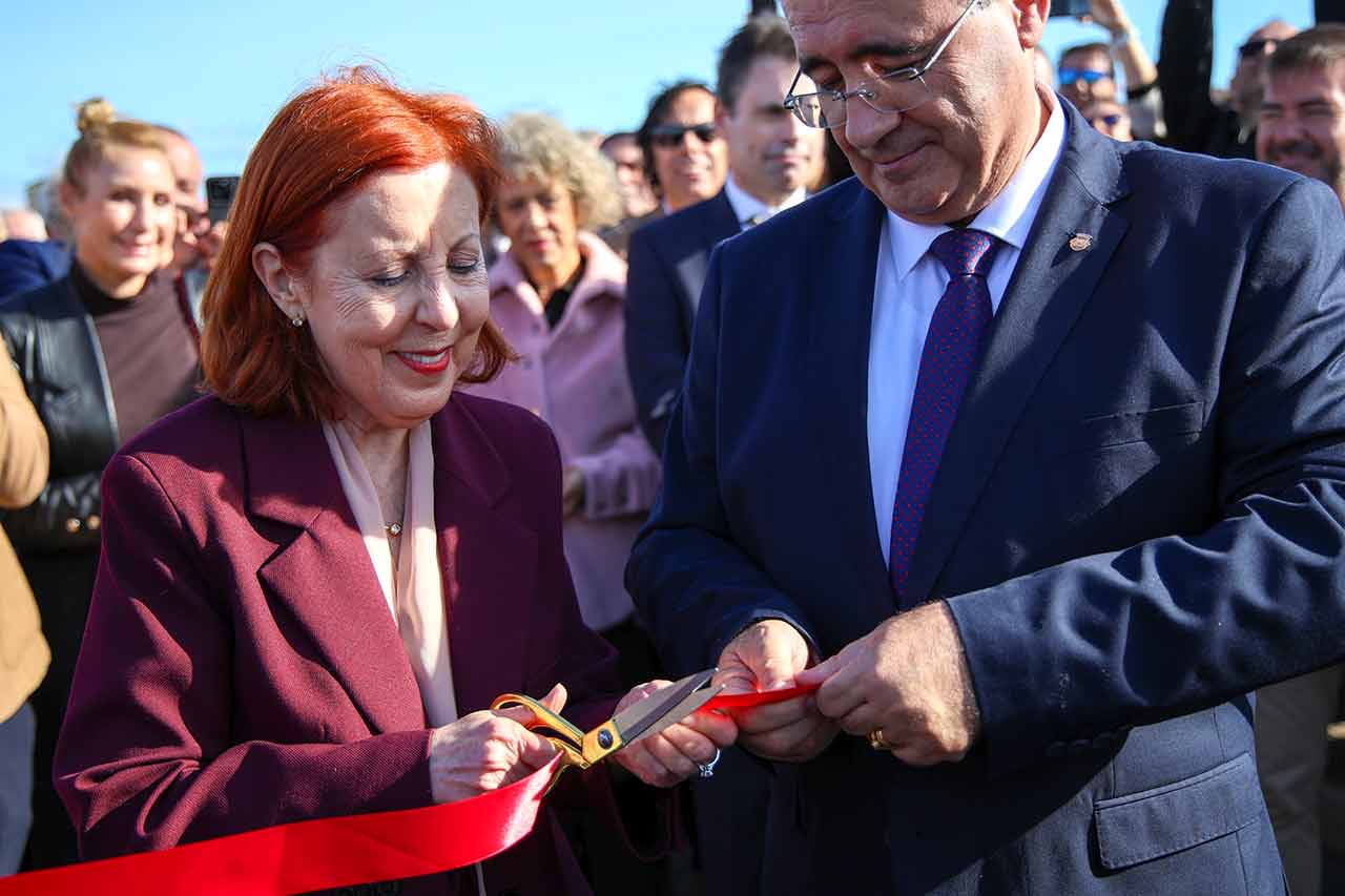 A nova ponte da Praia de Faro foi inaugurada esta manhã por Maria da Graça Carvalho, ministra do Ambiente e Energia. Autarca Rogério Bacalhau considera a infraestrutura, «um marco para o futuro».