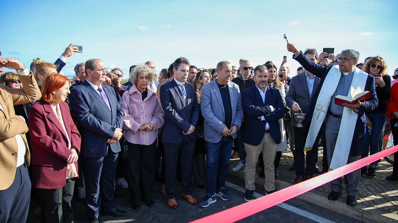A nova ponte da Praia de Faro foi inaugurada esta manhã por Maria da Graça Carvalho, ministra do Ambiente e Energia. Autarca Rogério Bacalhau considera a infraestrutura, «um marco para o futuro».