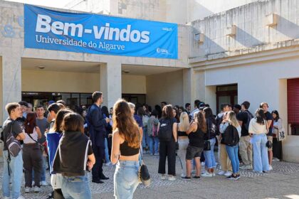 A Federação Académica do Porto criticou hoje as declarações do ministro sobre o eventual descongelamento das propinas, classificando-as de uma insistência ideológica «em contraciclo com as melhores práticas de políticas públicas» europeias.