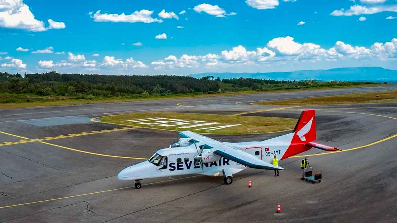 O serviço aéreo regional foi suspenso em outubro por falta de pagamento do Estado à Sevenair e continua sem data para ser retomado.