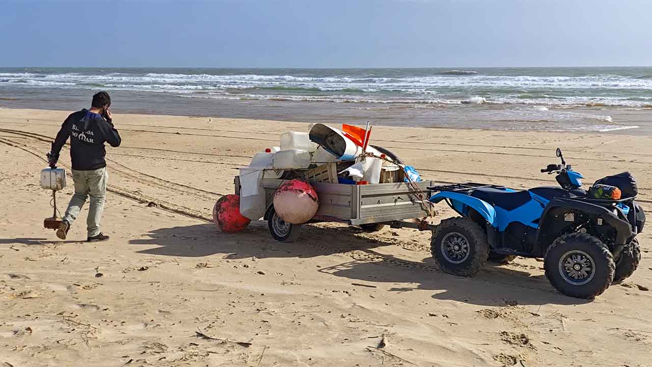 Mais de 200 bidões de combustível associados ao tráfico de droga foram recolhidos nas praias do Algarve, na última semana, pela ONG Brigada do Mar.