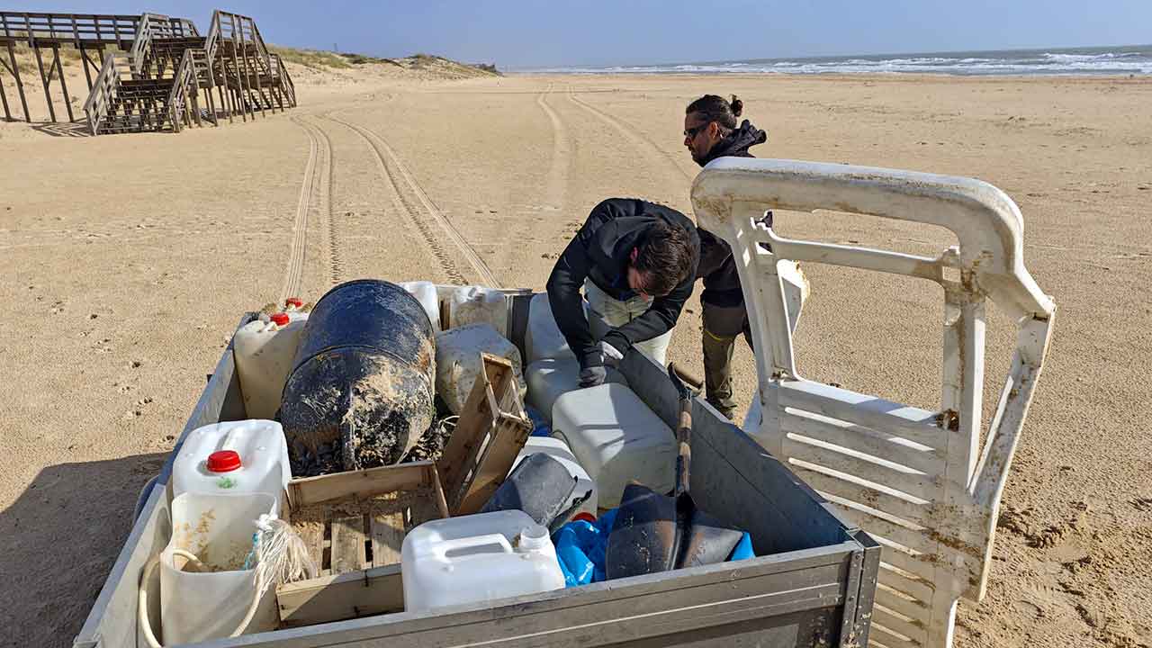 Mais de 200 bidões de combustível associados ao tráfico de droga foram recolhidos nas praias do Algarve, na última semana, pela ONG Brigada do Mar.
