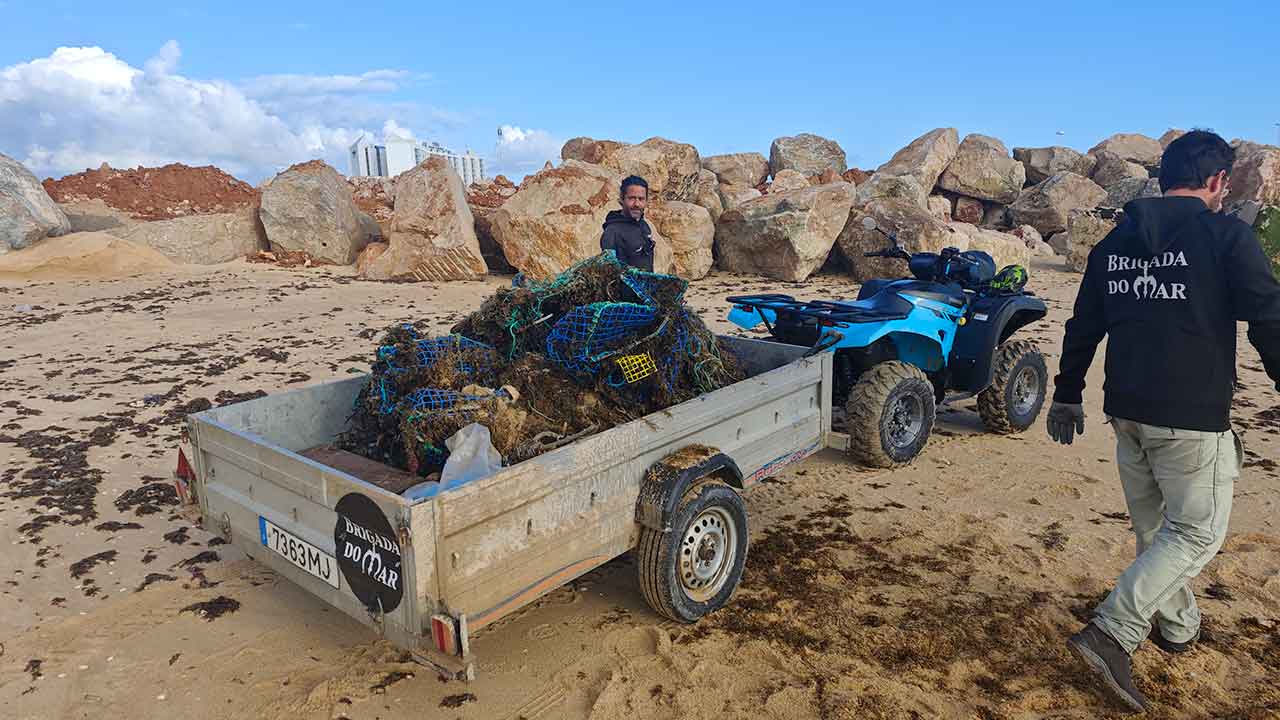 Mais de 200 bidões de combustível associados ao tráfico de droga foram recolhidos nas praias do Algarve, na última semana, pela ONG Brigada do Mar.