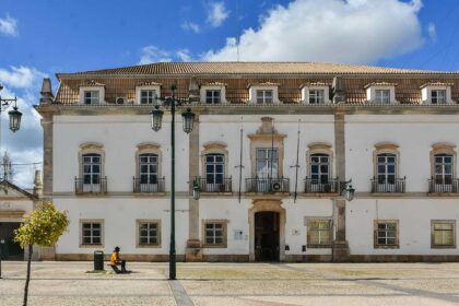 A gestão urbanística é uma competência dos municípios, garantindo o licenciamento, dentro do seu território, das operações que lhe são submetidas, dentro do quadro legal estabelecido pelos instrumentos do território, e dos regimes e regulamentos de edificação e urbanização em vigor.