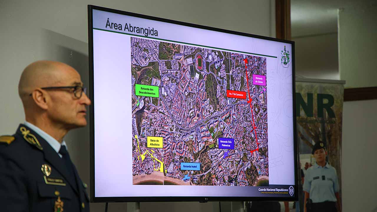 Investimento de 900 mil euros por parte do município de Albufeira, o novo sistema de videovigilância soma 65 câmaras de alta tecnologia. É o primeiro operado em exclusivo pela GNR no Algarve.