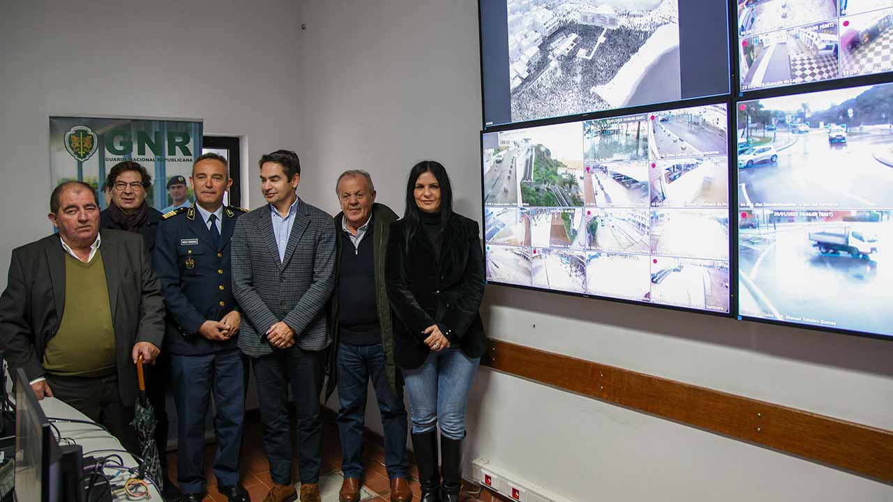 Investimento de 900 mil euros por parte do município de Albufeira, o novo sistema de videovigilância soma 65 câmaras de alta tecnologia. É o primeiro operado em exclusivo pela GNR no Algarve.