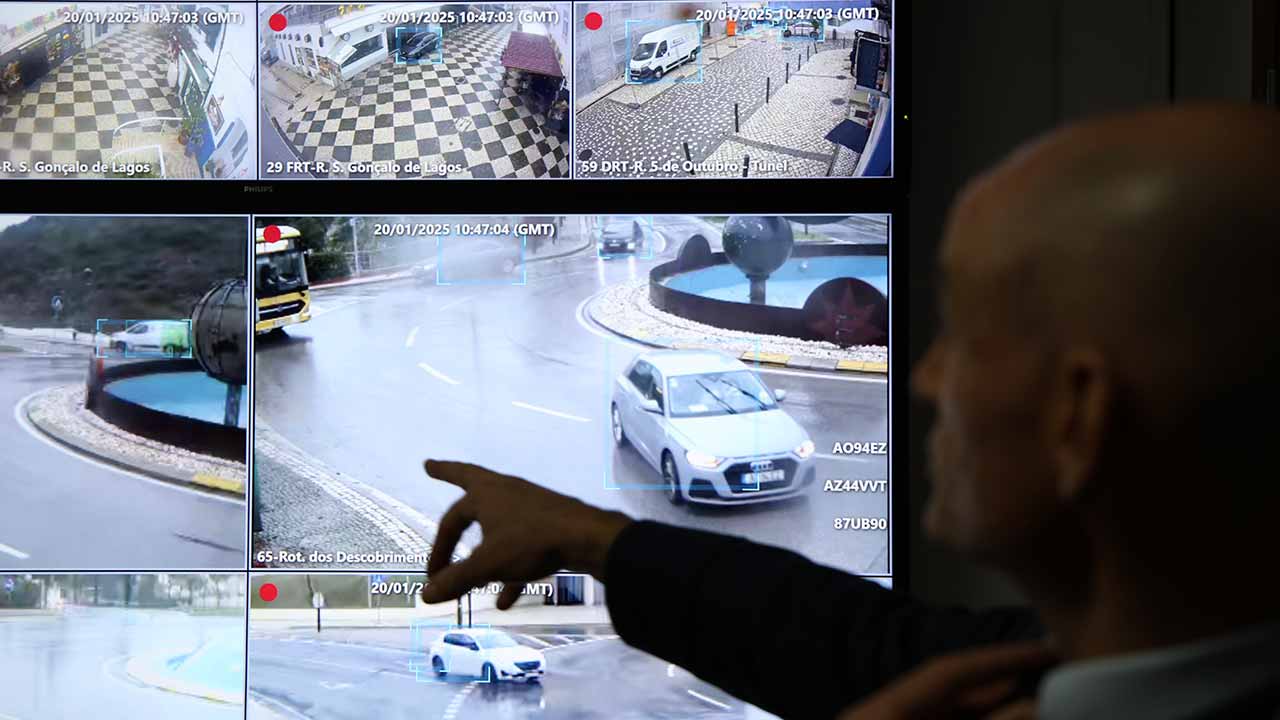 Investimento de 900 mil euros por parte do município de Albufeira, o novo sistema de videovigilância soma 65 câmaras de alta tecnologia. É o primeiro operado em exclusivo pela GNR no Algarve.