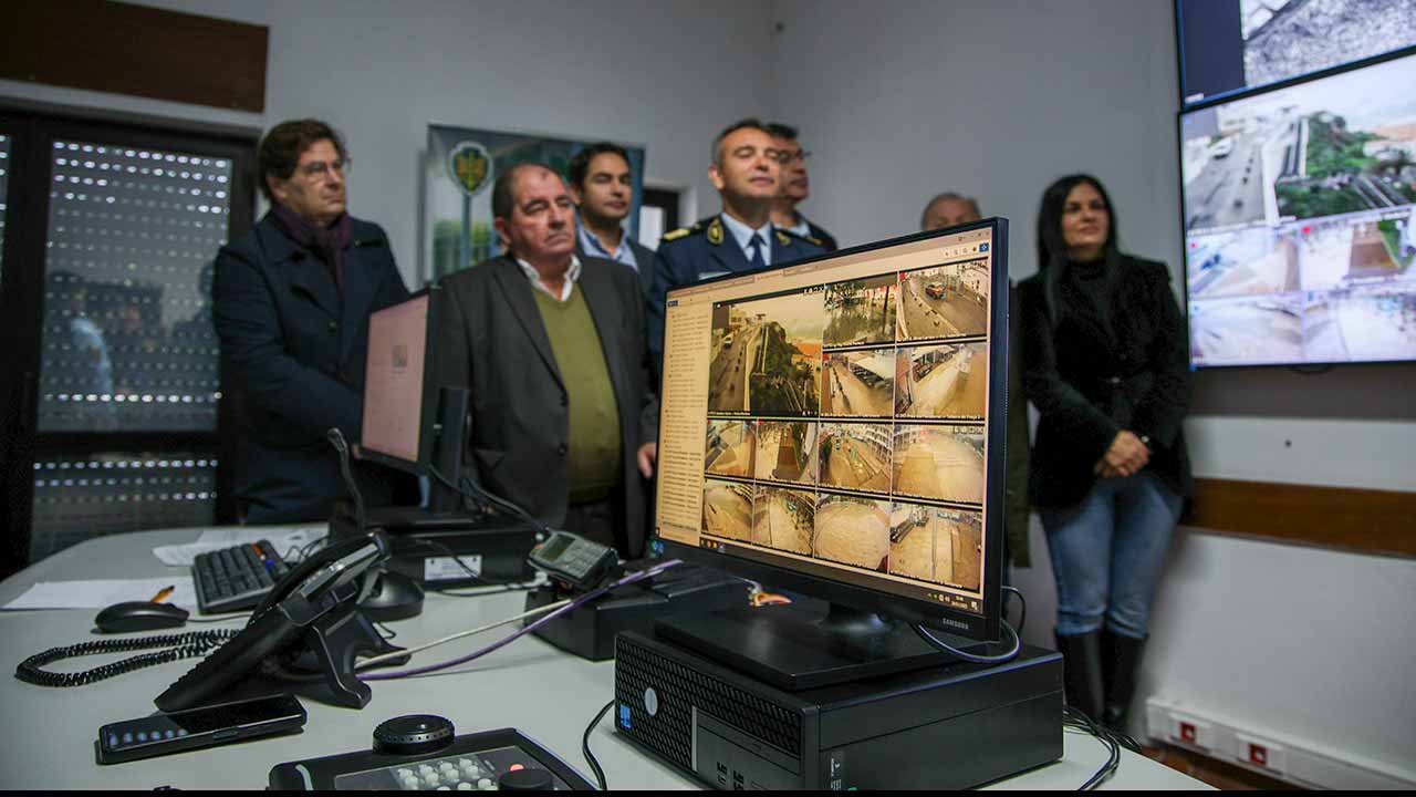 Investimento de 900 mil euros por parte do município de Albufeira, o novo sistema de videovigilância soma 65 câmaras de alta tecnologia. É o primeiro operado em exclusivo pela GNR no Algarve.