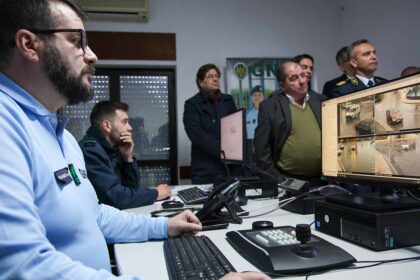 Investimento de 900 mil euros por parte do município de Albufeira, o novo sistema de videovigilância soma 65 câmaras de alta tecnologia. É o primeiro operado em exclusivo pela GNR no Algarve.