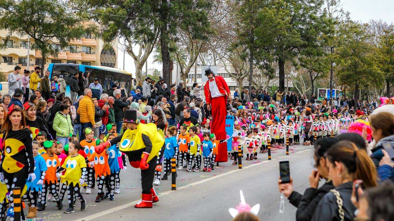 Albufeira celebra o Carnaval em grande. Há desfiles infantis, bailes, concursos de máscaras, carros alegóricos em todas as freguesias do concelho.