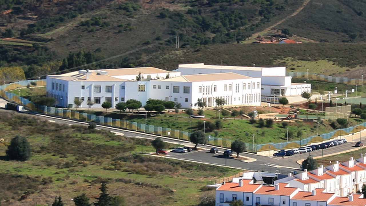 O município de Aljezur assinou um protocolo de transferência de competências para o Agrupamento de Escolas, através de um apoio financeiro que dará mais autonomia aos estabelecimentos de ensino.
