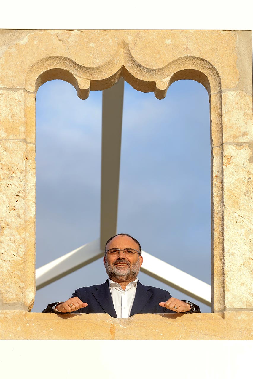 Álvaro Bila, presidente da Câmara Municipal de Portimão, e cabeça de lista do Partido Socialista (PS) às próximas eleições autárquicas, já começou a projetar o rumo que ambiciona para o concelho. Destaca que a solidez financeira herdada que permitirá contratar pessoal e investir em obras e serviços essenciais.