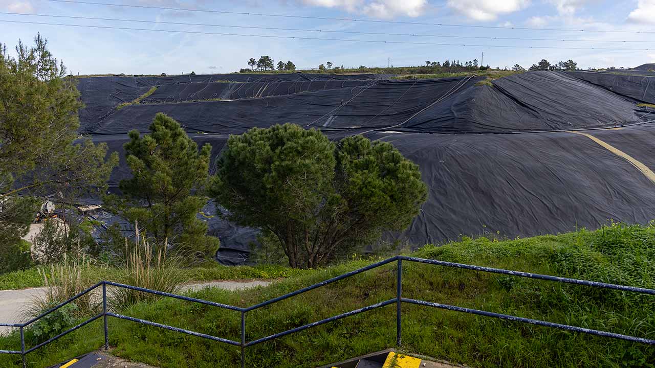 Passaram 25 anos desde que o Aterro sanitário do Sotavento entrou em funcionamento, e mesmo com «uma gestão cuidada» por parte da Algar, a infraestrutura na Cortelha está a chegar ao limite.