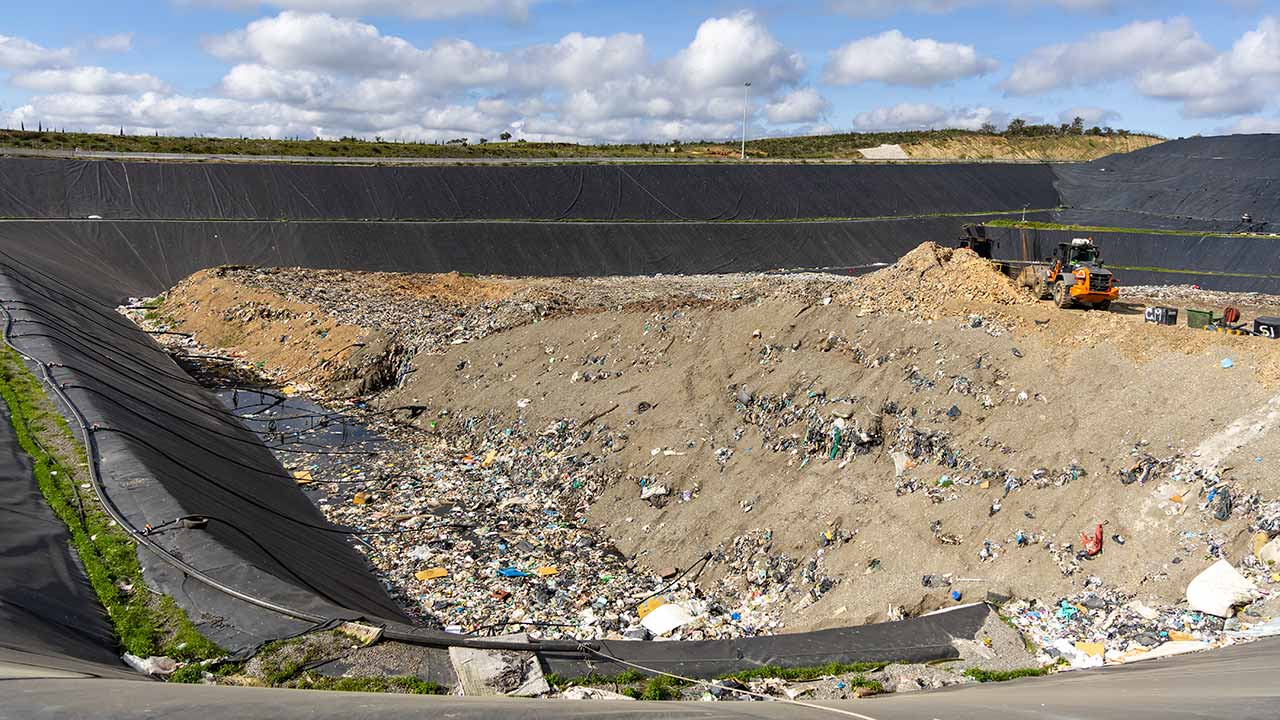 Passaram 25 anos desde que o Aterro sanitário do Sotavento entrou em funcionamento, e mesmo com «uma gestão cuidada» por parte da Algar, a infraestrutura na Cortelha está a chegar ao limite.