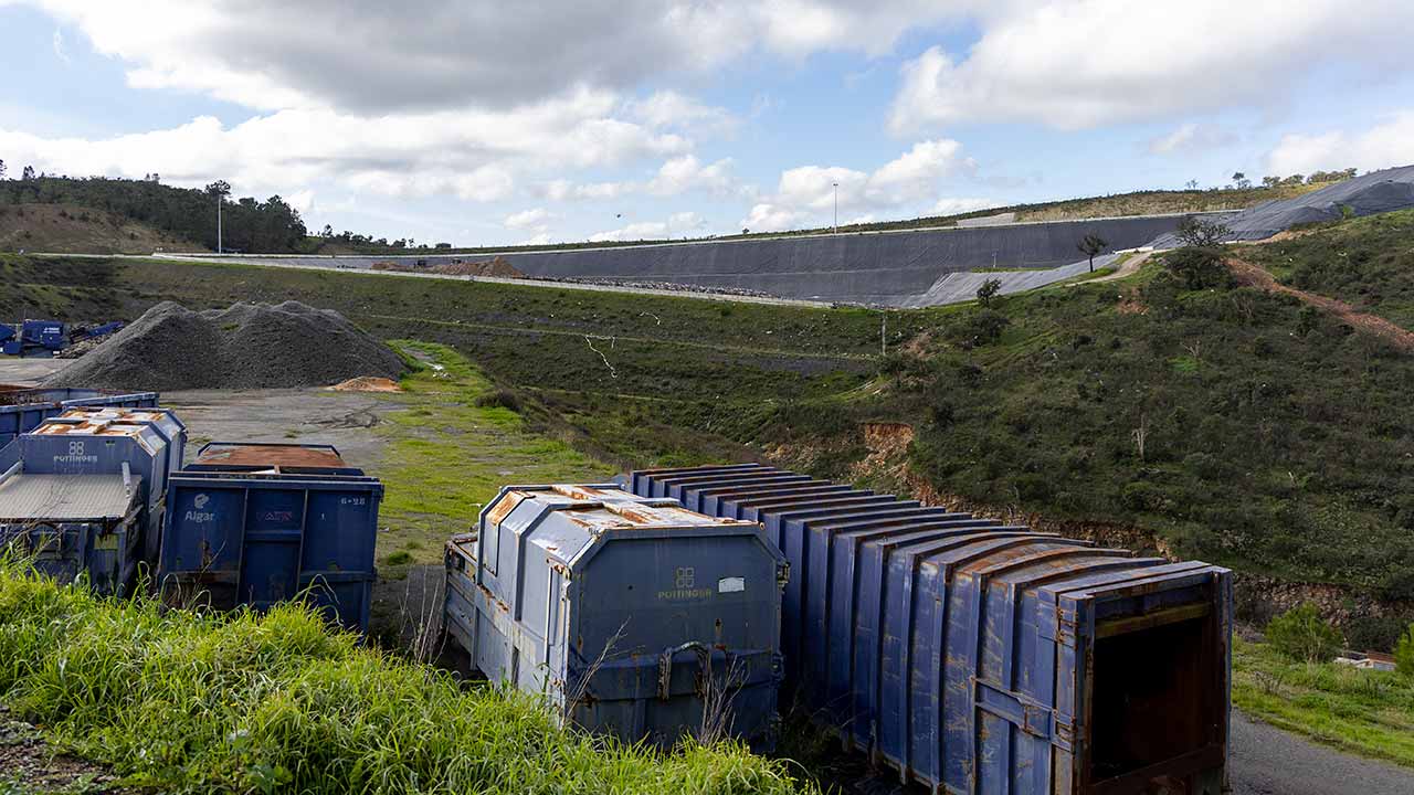 Passaram 25 anos desde que o Aterro sanitário do Sotavento entrou em funcionamento, e mesmo com «uma gestão cuidada» por parte da Algar, a infraestrutura na Cortelha está a chegar ao limite.
