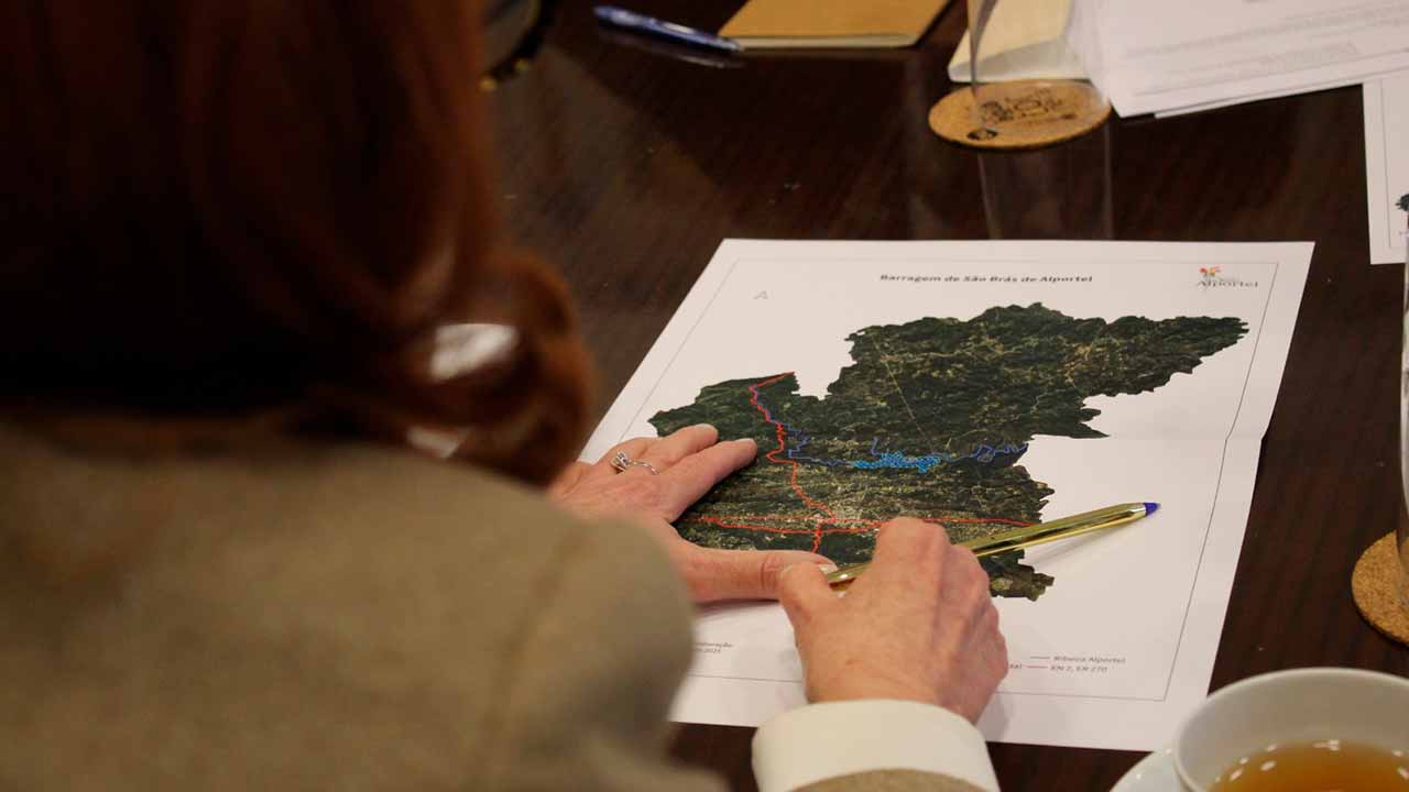O município reuniu com Maria da Graça Carvalho para reforçar a importância estratégica do concelho para estudos de construção de uma barragem na Ribeira do Alportel, defendendo soluções sustentáveis para a gestão hídrica no Algarve.