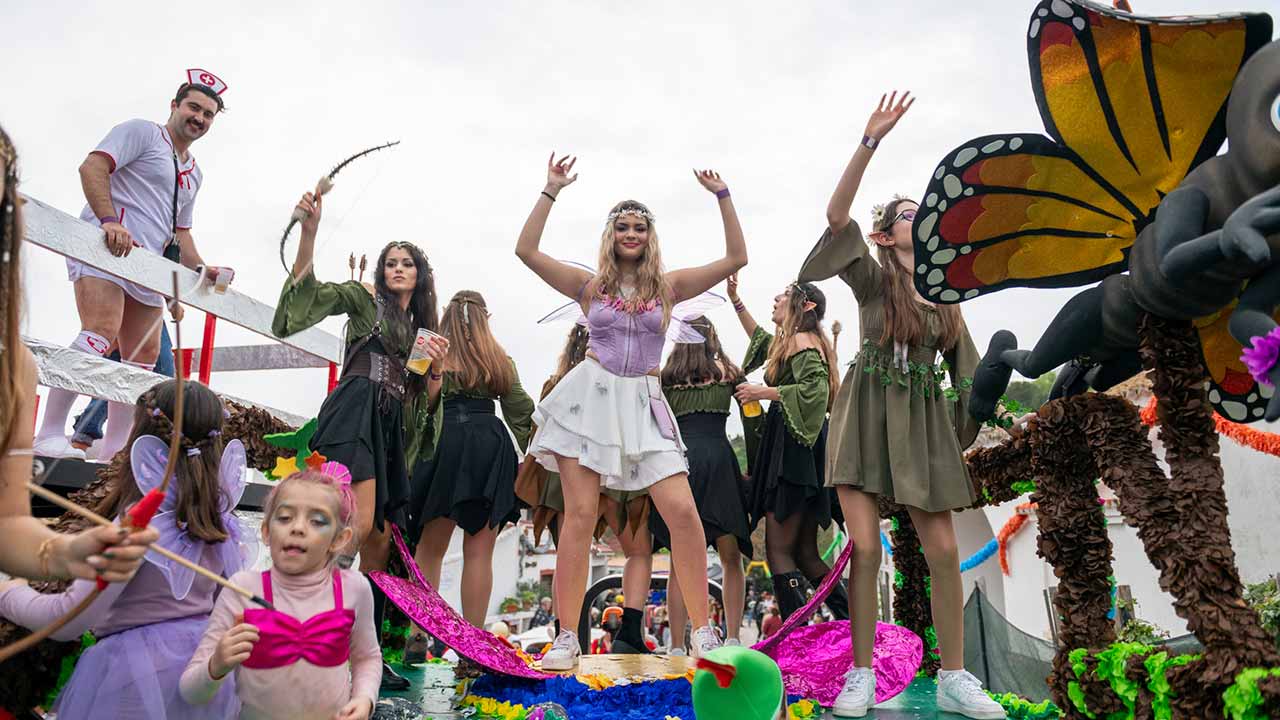 O Carnaval de Alte promete muita folia, tradição e diversão com 15 carros alegóricos e bailes noturnos animados no Salão da Casa do Povo.