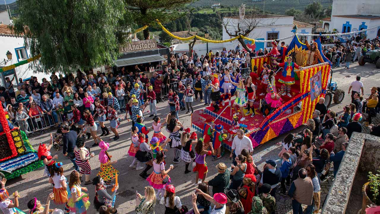 O Carnaval de Alte promete muita folia, tradição e diversão com 15 carros alegóricos e bailes noturnos animados no Salão da Casa do Povo.