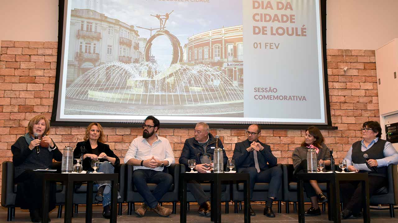 O município de Loulé refletiu sobre passado, presente e futuro do concelho no dia em que se celebraram os 37 anos da cidade, através de uma mesa-redonda.