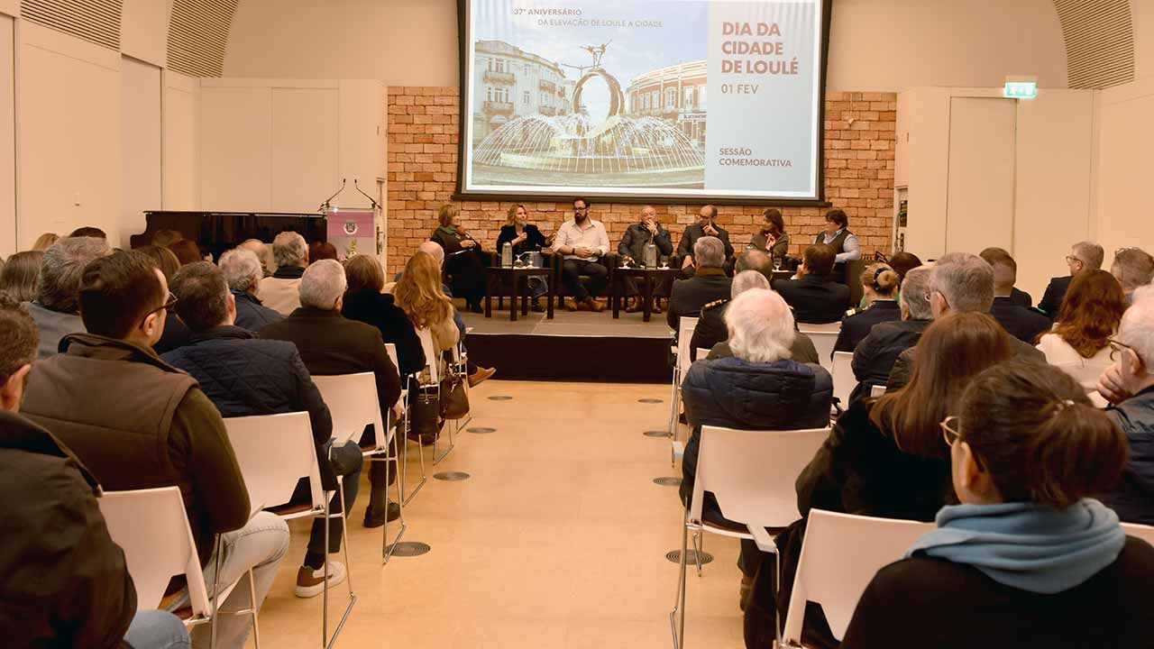 O município de Loulé refletiu sobre passado, presente e futuro do concelho no dia em que se celebraram os 37 anos da cidade, através de uma mesa-redonda.