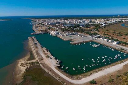 A Docapesca lançou um concurso público para a reabilitação da cobertura da lota de Vila Real de Santo António (VRSA), um projeto que representa um investimento de 500 mil euros.