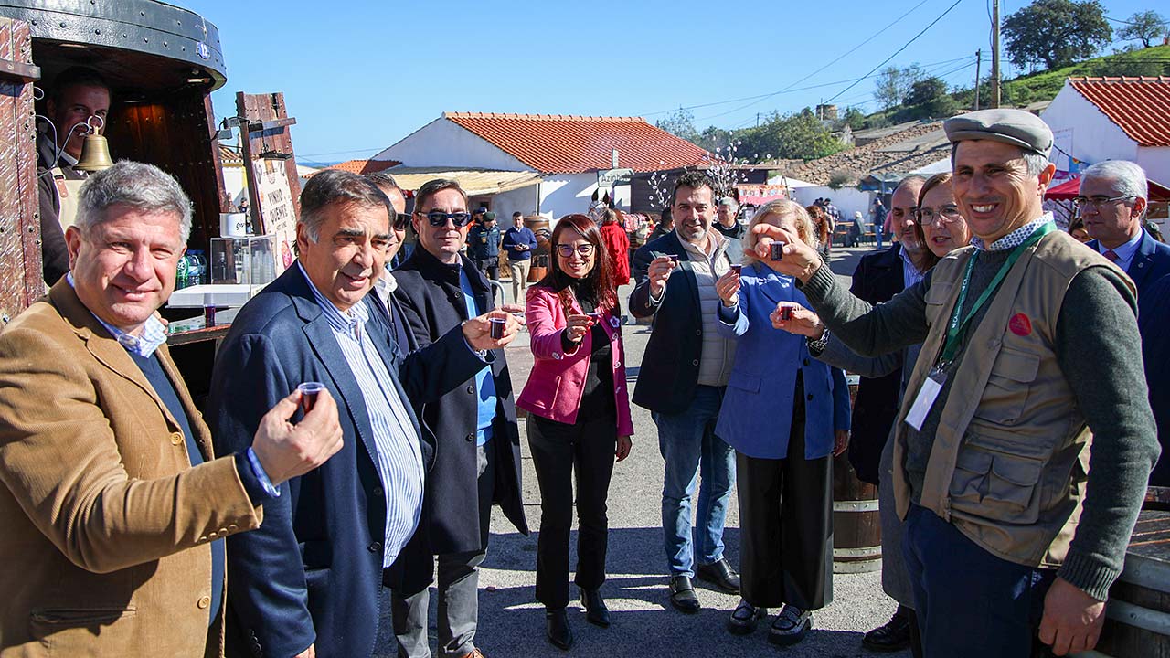 Tradições da serra levaram uma multidão de milhares de pessoas a mais uma edição do Festival das Amendoeiras em Flor do Algarve, em Castro Marim.