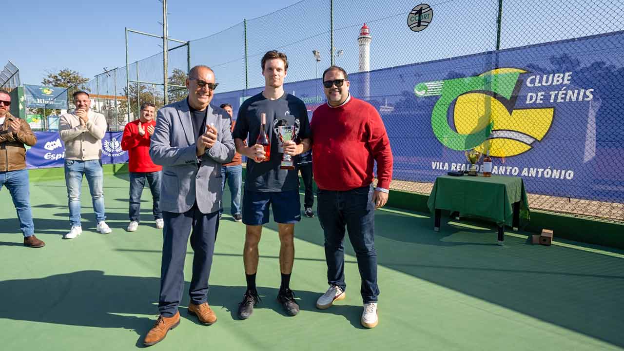 Frederico Silva, campeão nacional, conquista 20.º título internacional da sua carreira ao vencer o 5.º Open Internacional de Ténis de Vila Real de Santo António.