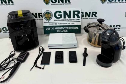 Uma mulher de 46 anos foi detida pela GNR por furto de um cofre numa residência de uma idosa de 89 anos, em Quarteira, após investigação iniciada em janeiro.