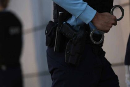Dois homens de 38 e 39 anos foram detidos em flagrante pela GNR em Monte Gordo por furtos em residência, numa ação que culminou na apreensão de vários materiais furtados.