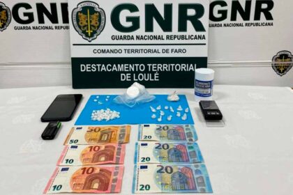 Um homem de 32 anos foi detido pela GNR, em Quarteira, pelo crime de tráfico de estupefacientes, tendo-lhe sido aplicada a medida de coação de prisão preventiva.