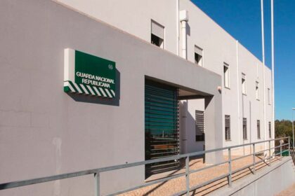 O comandante da GNR de Tavira disse ontem em tribunal que o jovem acusado de matar o pai à facada numa aldeia do concelho terá agido sem intenção e por desespero, sublinhando que lhe custou mantê-lo na cela.