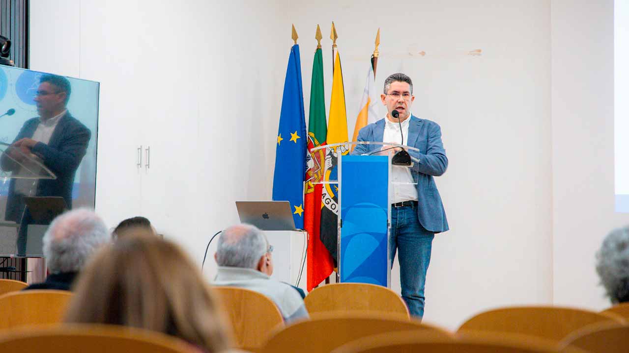 Vários profissionais da educação estiveram em Lagoa a debater sobre as vantagens e as desvantagens da Inteligência Artificial em contexto educativo.