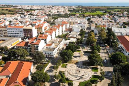 A autarquia de VRSA está a requalificar o Largo Manuel Cabanas, em Vila Nova de Cacela, investimento de 142.114,28 euros (mais IVA).